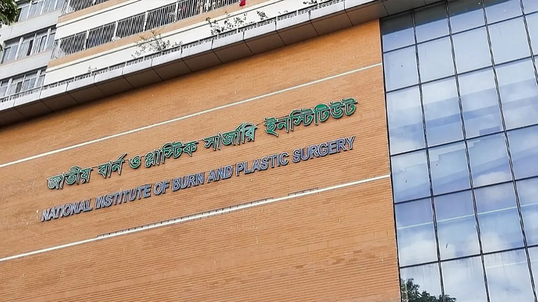 পুরান ঢাকার সেলুনে এসি বিস্ফোরণ, দগ্ধ ১০ জন