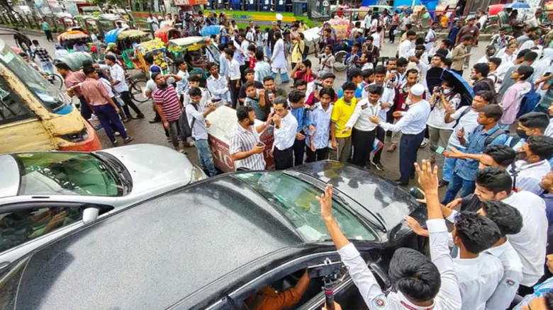 রাজধানীর তিন স্থানে শিক্ষার্থীদের সড়ক অবরোধ