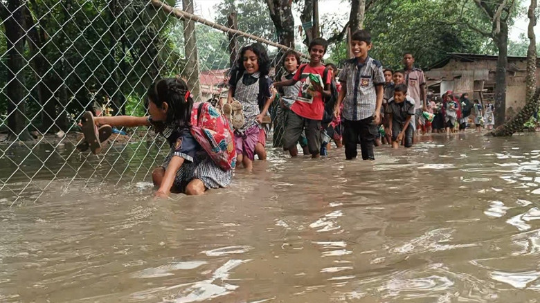 গাবনা সরকারি প্রাথমিক বিদ্যালয়ে জলাবদ্ধতায় দুর্ভোগ, পানির মধ