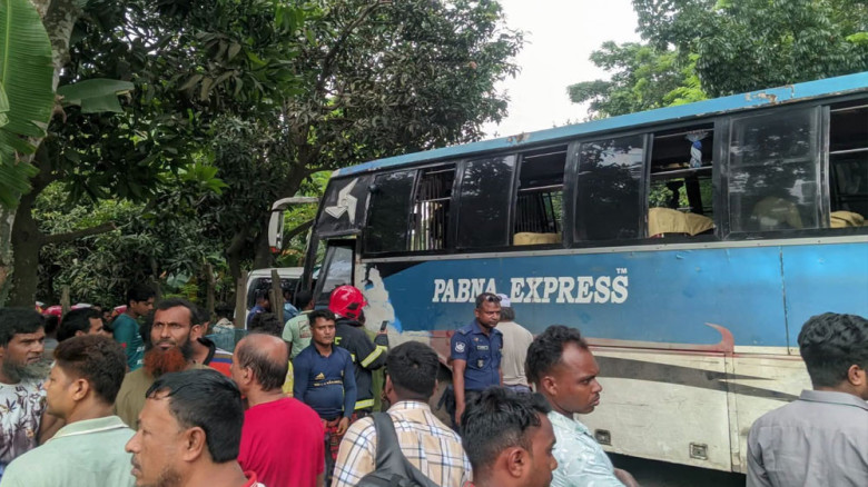 অ্যাম্বুলেন্সে ফিরছিল নাতনির লাশ, সড়ক দুর্ঘটনায় প্রাণ গেল আর