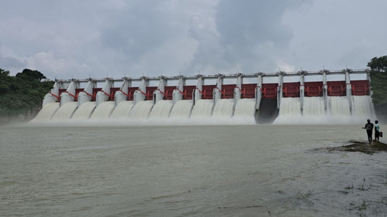 কাপ্তাই হ্রদে পানির তীব্র চাপ, খুলে দেওয়া হচ্ছে ১৬ গেট
