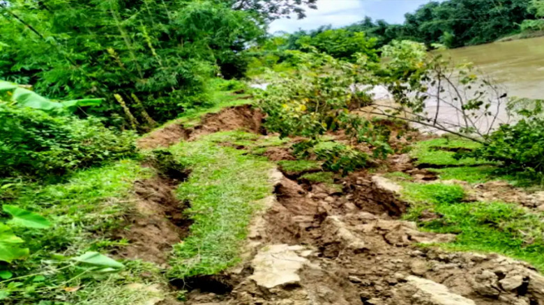কমছে ধলাই নদীর পানি, ভাঙন আতঙ্কে এলাকাবাসী