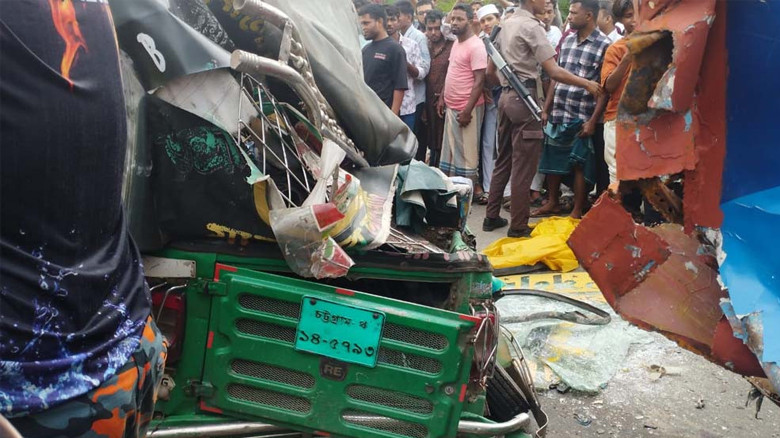 চট্টগ্রামে বাসের ধাক্কায় দুমড়েমুচড়ে গেল দুই সিএনজি, নিহত ১