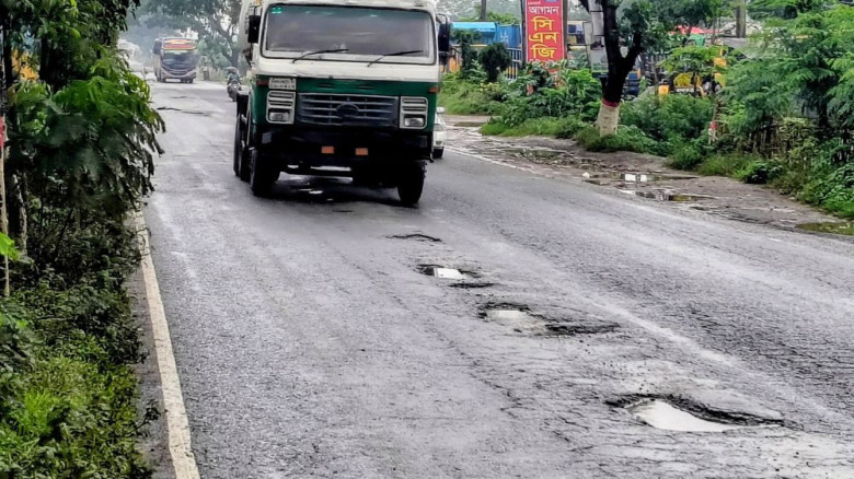 সোনারগাঁয়ে ঢাকা-চট্টগ্রাম মহাসড়ক এখন যেন মরণফাঁদ