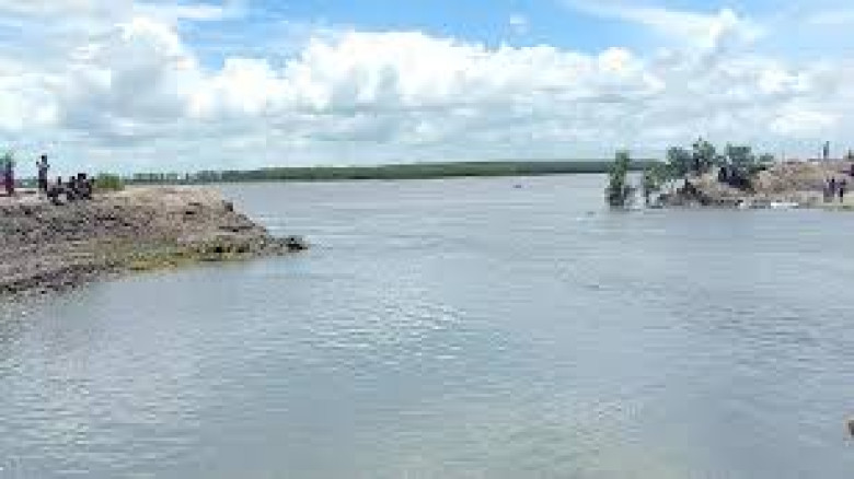 পুকুরের পানিতে ডুবে স্কুলপথ, দুর্ভোগে শিক্ষার্থীরা