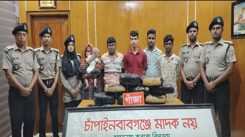 কুমিল্লা থেকে চাঁপাইনবাবগঞ্জে গাঁজা আনার সময় আটক ৫