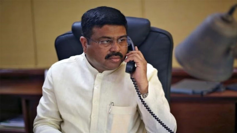 ধর্মেন্দ্র প্রধান : ব্যারিকেডের এপার থেকে ওপারে