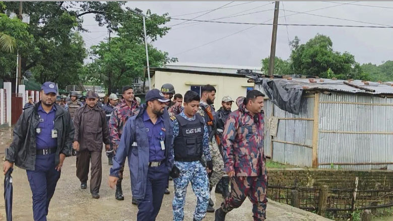 টেকনাফের রোহিঙ্গা ক্যাম্পে যৌথ অভিযান, অস্ত্র-ইয়াবাসহ ১৭ জন 