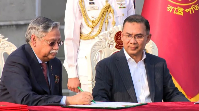 পদত্যাগ ইস্যুতে দেশে ফিরছেন স্পিকার, বাড়ছে রাজনৈতিক আলোচনা