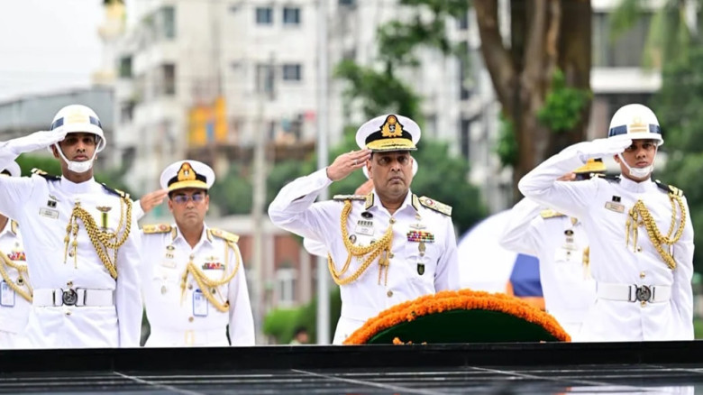 শিখা অনির্বাণে নবনিযুক্ত নৌবাহিনী প্রধানের শ্রদ্ধা নিবেদন