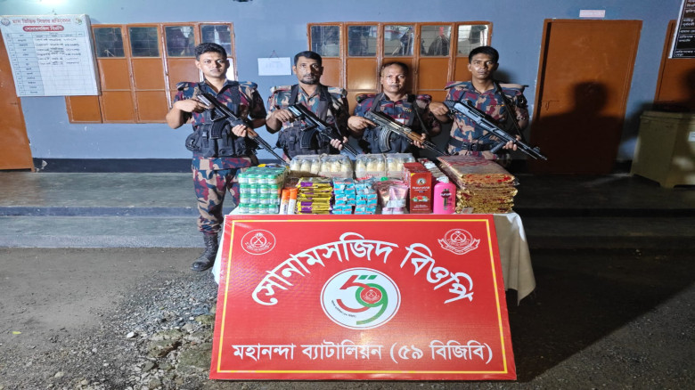চাঁপাইনবাবগঞ্জের শিবগঞ্জ সীমান্তে ভারতীয় মালামাল জব্দ করলো ৫