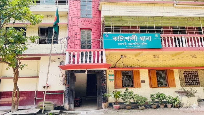 রাজশাহীতে নারীকে ছুরিকাঘাতে হত্যা, অভিযুক্তের বাড়িতে আগুন