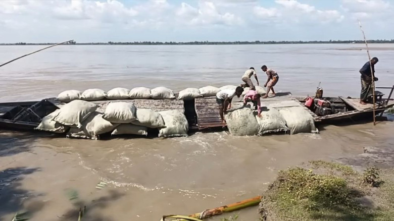 তিস্তায় বিলীন ৭ ঘরবাড়ি, জরুরি ভিত্তিতে জিও ব্যাগ ফেলছে পাউবো