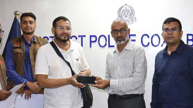 হারানো ৬০ মোবাইল প্রকৃত মালিকদের ফিরিয়ে দিলো পুলিশ