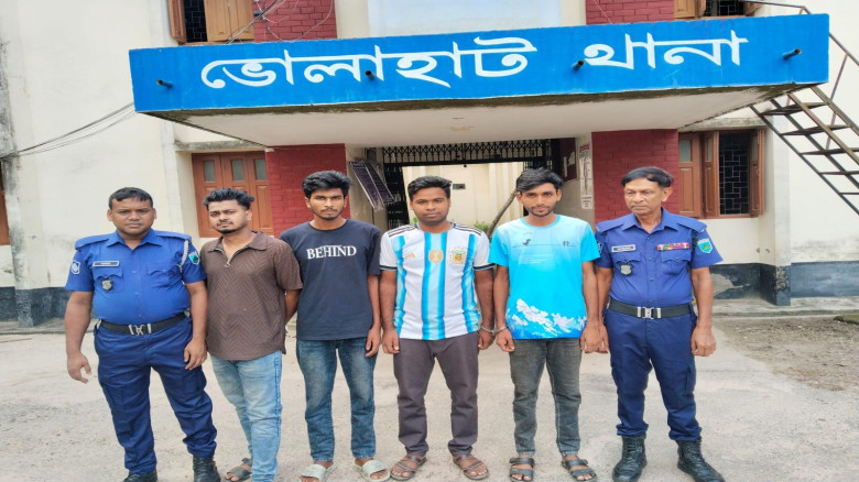 ভোলাহাটে ইয়াবা সেবনের সময় হাতেনাতে আটক ৪ যুবক