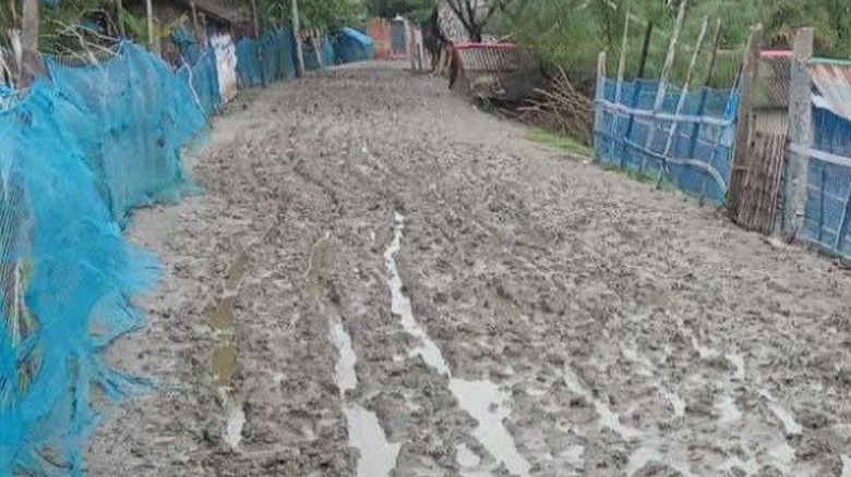 বৃষ্টিতে বিপর্যস্ত আইলা কবলিত ৪ গ্রামের ১২ কিমি রাস্তা