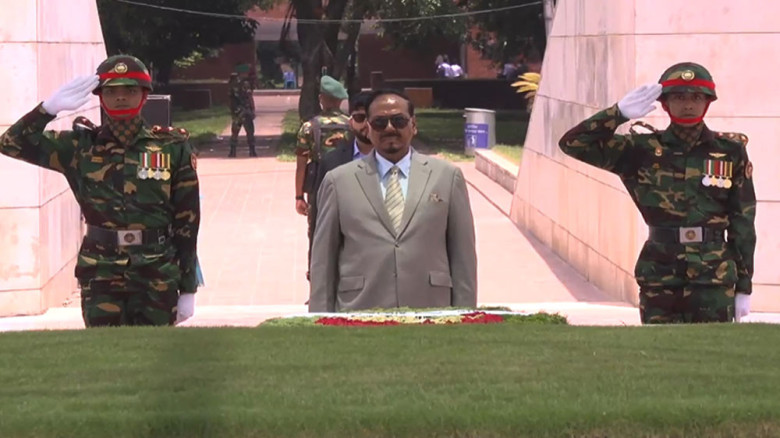 জিয়াউর রহমান ও খালেদা জিয়ার কবরে শ্রদ্ধা জানালেন ভারপ্রাপ্ত 