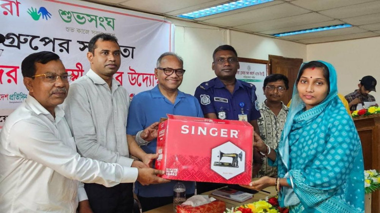 সেলাই মেশিন পেলেন ৩৬ নারী, বদলে যাচ্ছে আলোরাধার জীবন