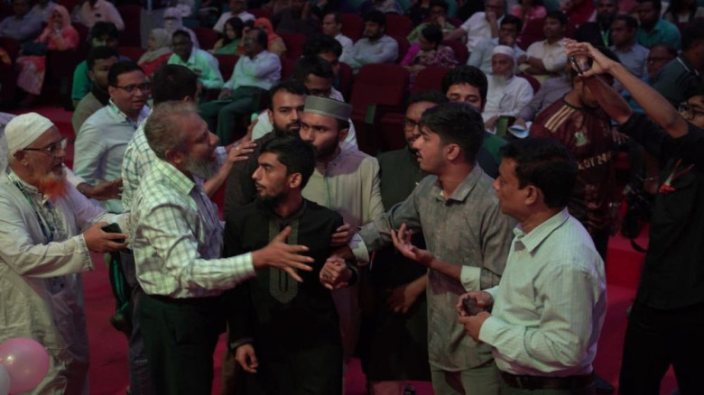 বক্তব্যের সুযোগ না দেওয়ায় শেকৃবির ওরিয়েন্টেশন থেকে ওয়াকআউট