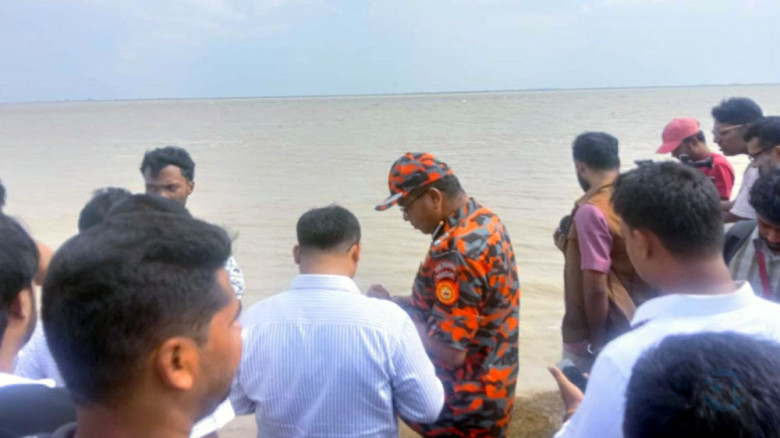 পদ্মায় নৌকাডুবির ২০ ঘণ্টায়ও সন্ধান মেলেনি বাবা-ছেলের