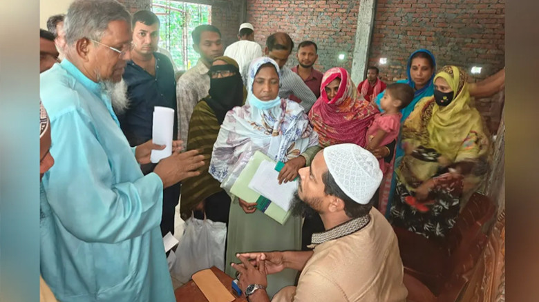 নিজ বাড়িতে মানুষের অভিযোগ শুনলেন জামায়াতের এমপি ড. মাসুদ