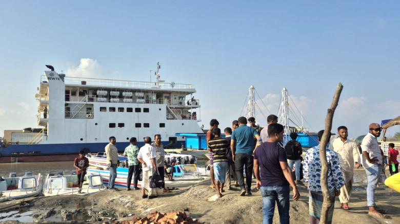 ৫ দিন পর সন্দ্বীপে নৌ যোগাযোগ স্বাভাবিক