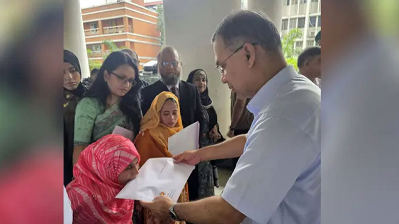 প্রতিবন্ধী তিন ব্যক্তির হাতে নিয়োগপত্র তুলে দিলেন প্রধানমন্ত