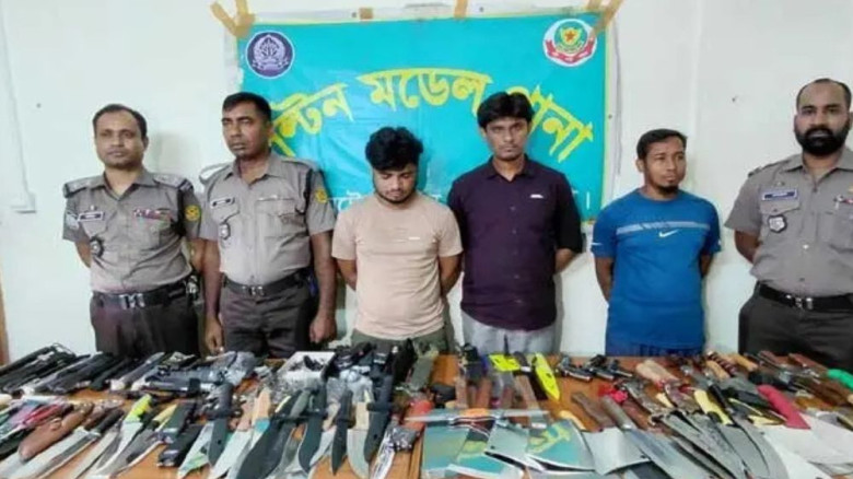 মতিঝিলে ৪৬৪ দেশীয় অস্ত্র উদ্ধার, গ্রেপ্তার ৩ বিক্রেতা