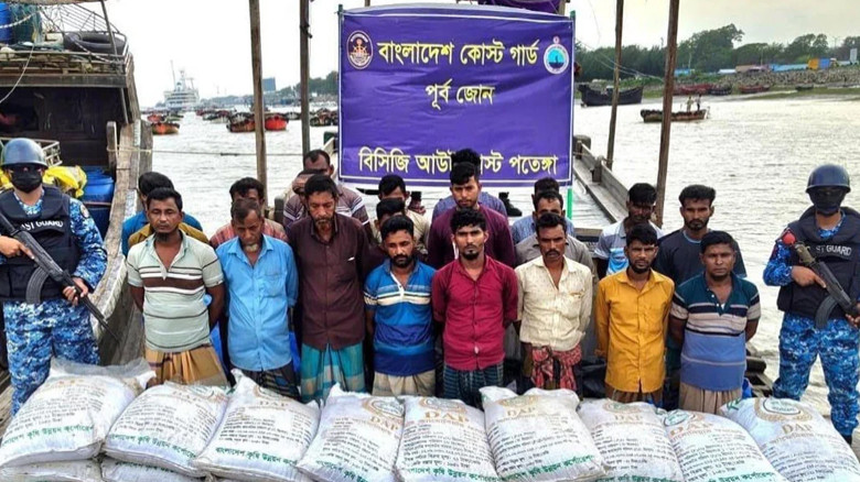 মিয়ানমারে পাচারের সময় ৪৫০ বস্তা ডিএপি সার জব্দ