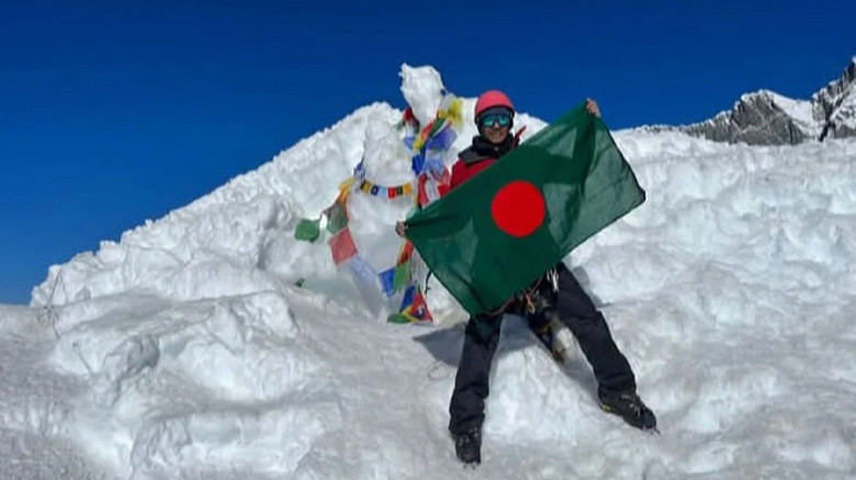 মৃত্যুকে হারিয়ে এবার এভারেস্ট জয়ের স্বপ্ন সন্দ্বীপের বিপ্লবে