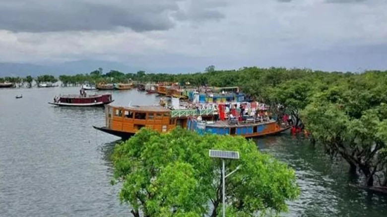 টাঙ্গুয়ার হাওরে হাউসবোট ও পর্যটকবাহী নৌযান চলাচলে নিষেধাজ্ঞা