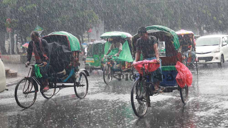 রাজধানীতে টানা বৃষ্টিতে জলাবদ্ধতা, দুর্ভোগে অফিসগামী মানুষ