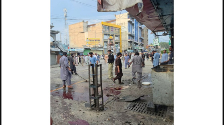 পাকিস্তানে আত্মঘাতী হামলায় নিহত বেড়ে ১৭, পুলিশসহ নিহত বহু