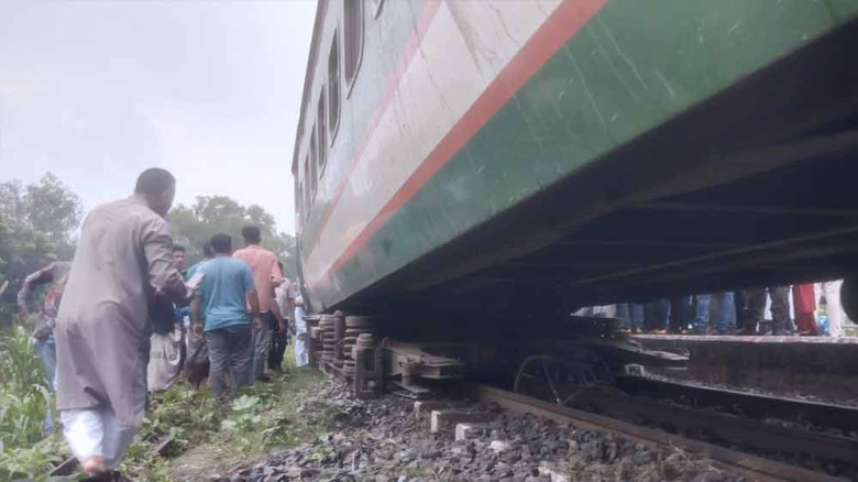 যমুনা সেতুর পশ্চিমপাড়ে ট্রেন দুর্ঘটনা, ঢাকার সঙ্গে রেল চলাচল