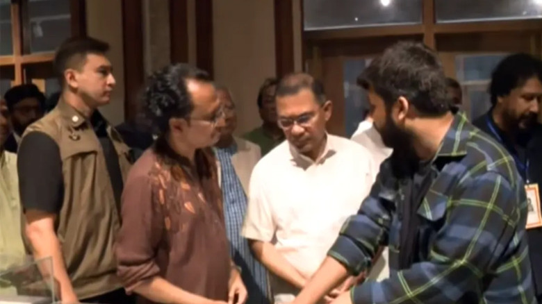 জুলাই স্মৃতি জাদুঘর ঘুরে দেখছেন প্রধানমন্ত্রী