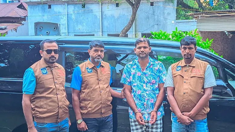 ঢাকা থেকে অনুসরণ করে নওগাঁয় স্বর্ণ ছিনতাই, গ্রেপ্তার ১