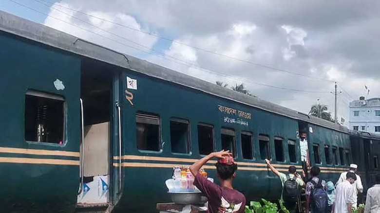 ট্রেন লাইনচ্যুত, ময়মনসিংহ-ঢাকা রুটে রেল চলাচল বন্ধ